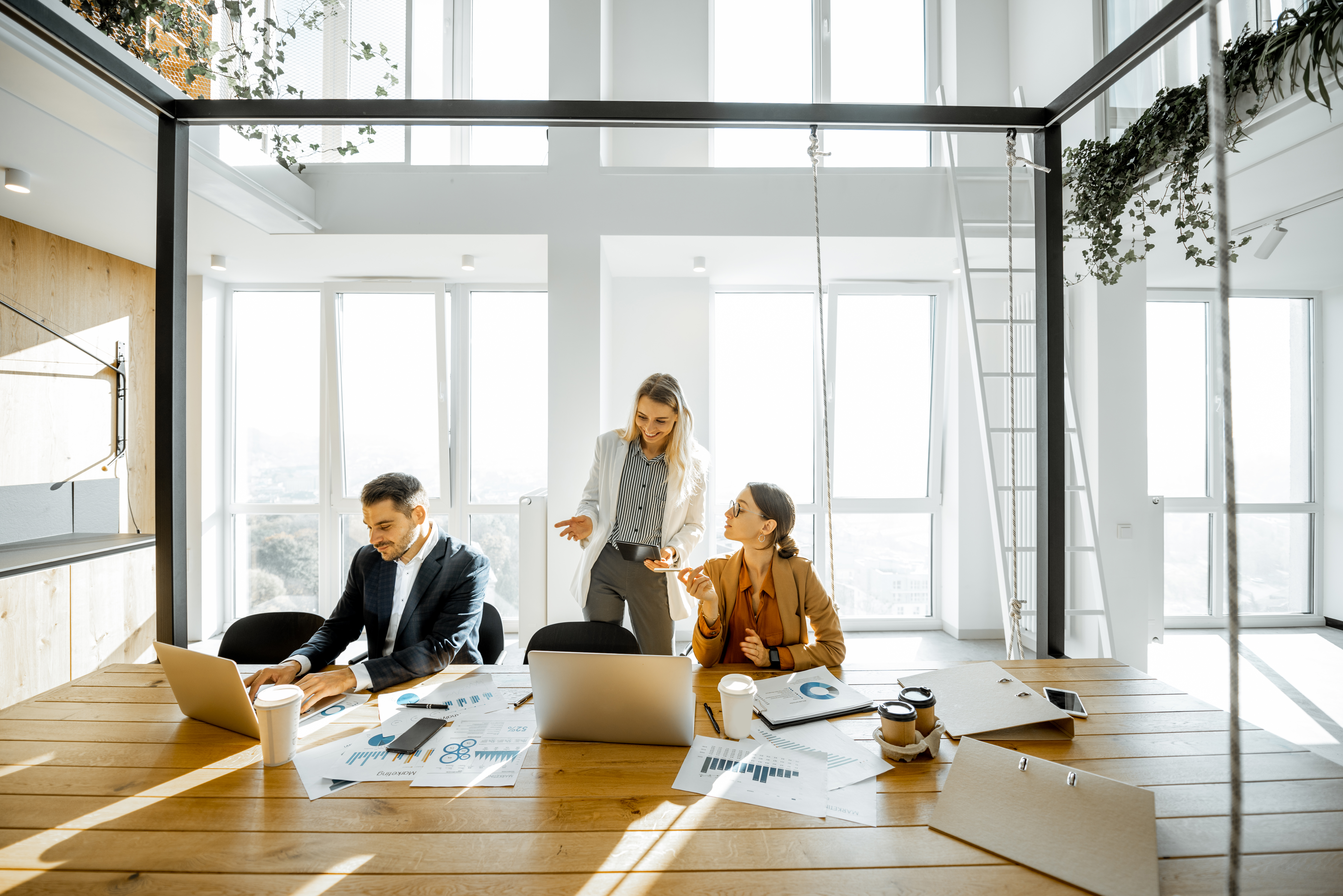 pessoas a trabalhar no escritorio